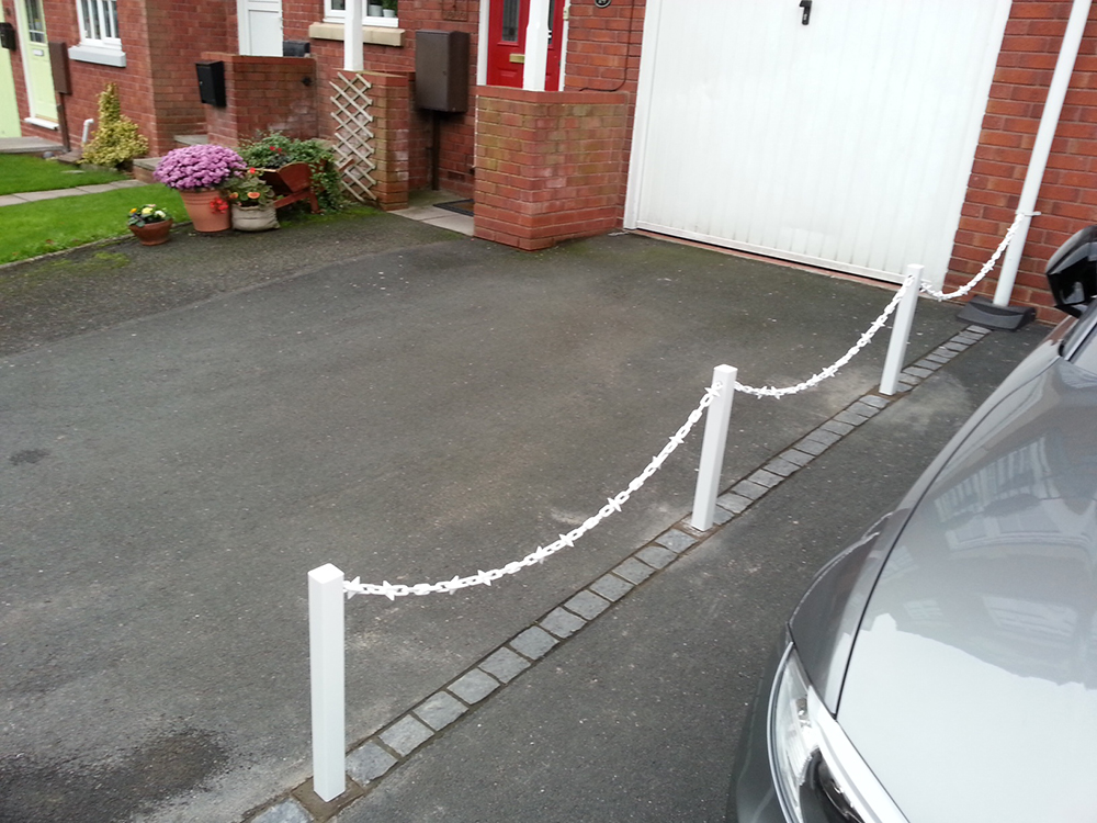 22 Inch White UPVC Temporary Post With Diamond Chain