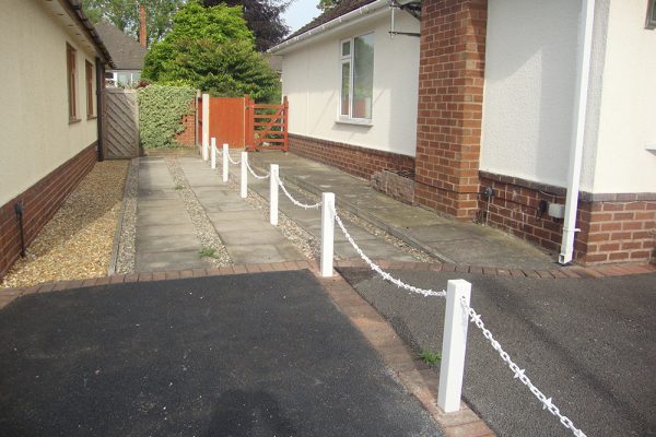 White Fence Post With White Chain and Diamond White Fence Post With White Chain and Diamond