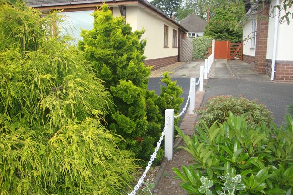 White Fence Post With White Chain and Diamond White Fence Post With White Chain and Diamond