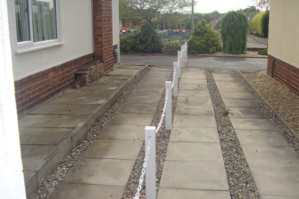 White Fence Post With White Chain and Diamond White Fence Post With White Chain and Diamond
