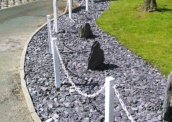 White Posts with White Chains for Gardens White Posts with White Chains for Gardens