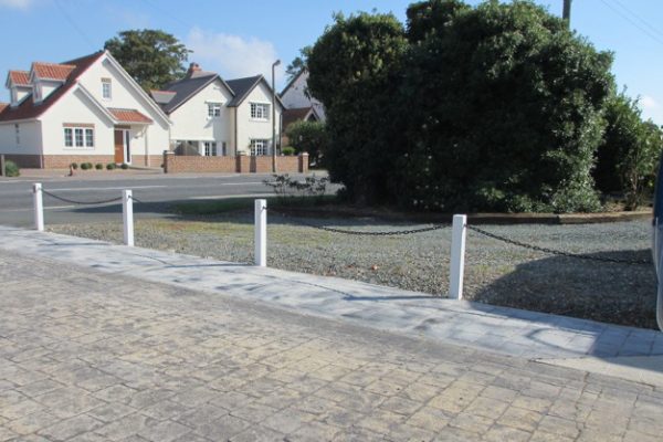 White UPVC Fence Posts with White Chains White UPVC Fence Posts with White Chains